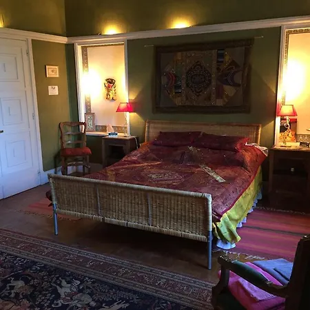 Domaine De Roques Bed and Breakfast *
