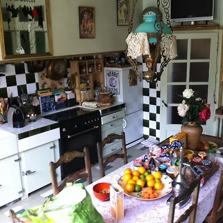 Domaine De Roques Bed and Breakfast