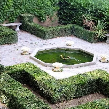 Domaine De Roques Bed and Breakfast