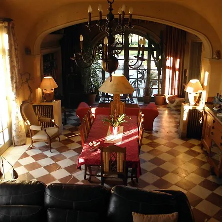 Domaine De Roques Bed and Breakfast